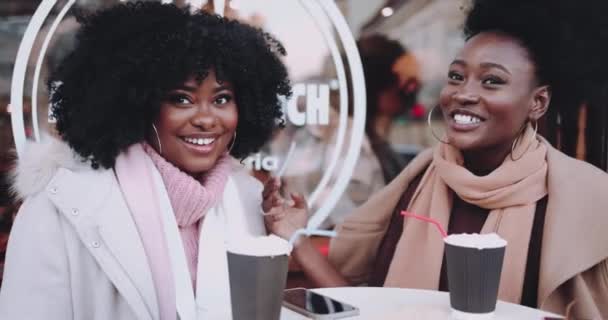 快乐的非洲裔美国女人 坐在街头咖啡馆里的快乐朋友 温暖的冬季 — 图库视频影像