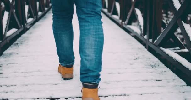 Seguindo Pés Homem Caminhando Pela Ponte Nevada Inverno — Vídeo de Stock