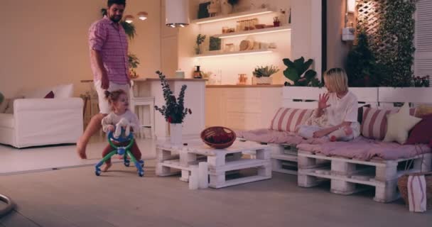 快乐的家庭 父亲和孩子们在夏夜的家中 在庭院休闲区休息 — 图库视频影像