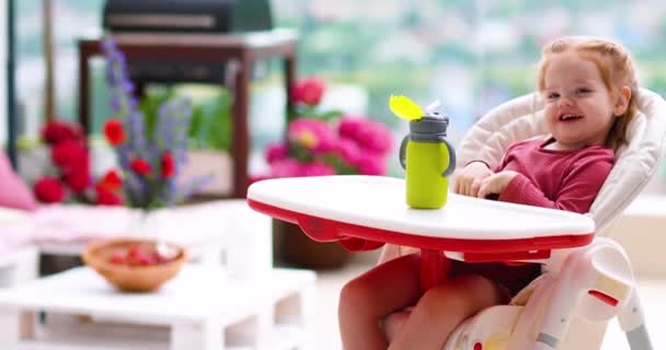 Niña Feliz Niño Sentado Silla Alimentación Con Biberón Jardín Verano — Vídeos de Stock