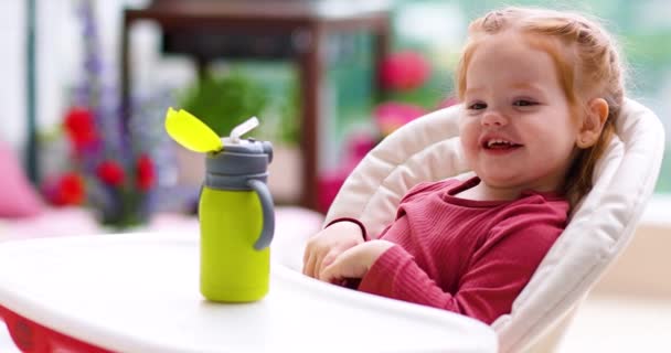 Niña Feliz Niño Sentado Silla Alimentación Con Biberón Jardín Verano — Vídeos de Stock