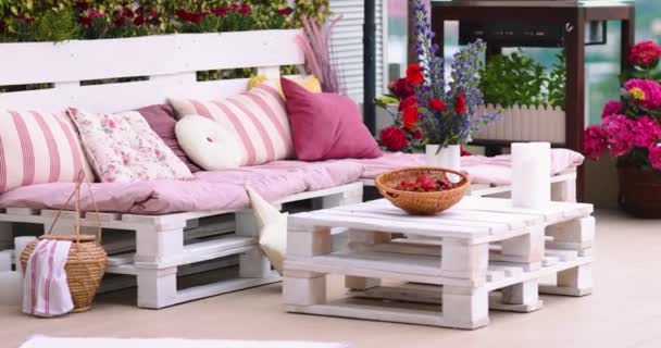 Cute Nyaman Furnitur Pallet Dengan Bantal Berwarna Warni Teras Atap — Stok Video