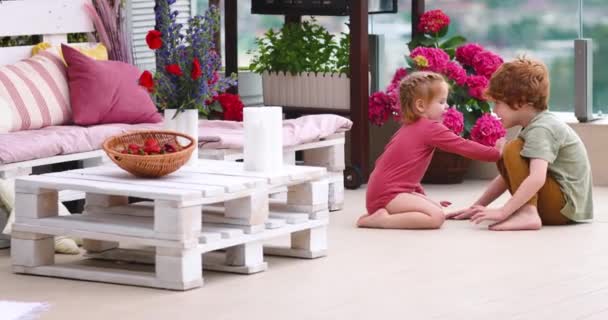 Radosne Dzieci Bawiące Się Bawiące Się Letnim Patio Domu — Wideo stockowe