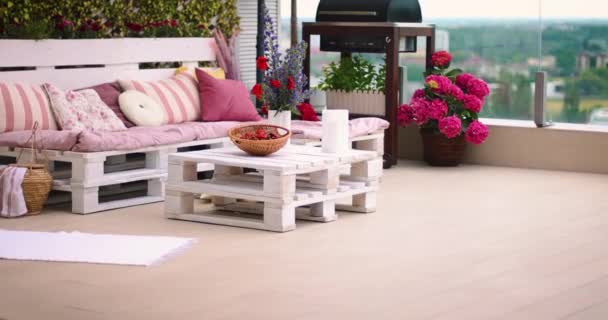 Schattig Gezellig Palletmeubilair Met Kleurrijke Kussens Dakterras Lounge Buitenruimte — Stockvideo