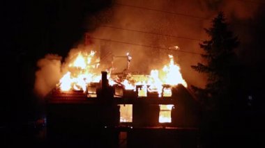 Şehirde gece yarısı bir bina yanıyor.