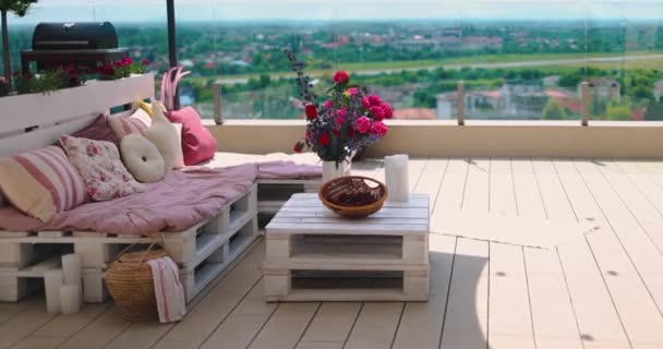 Schattig Gezellig Palletmeubilair Met Kleurrijke Kussens Dakterras Lounge Buitenruimte — Stockvideo