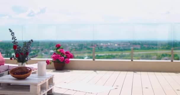 Niedliche Gemütliche Palettenmöbel Mit Bunten Kissen Auf Der Dachterrasse Aufenthaltsraum — Stockvideo