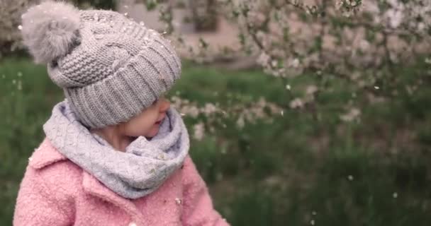Carino Bambino Bambina Sotto Pioggia Petali Fiori Giardino Primaverile — Video Stock
