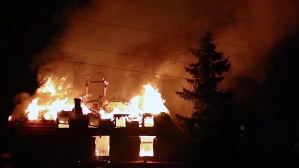 Ένα Κτίριο Καίγεται Νύχτα Στην Πόλη — Αρχείο Βίντεο