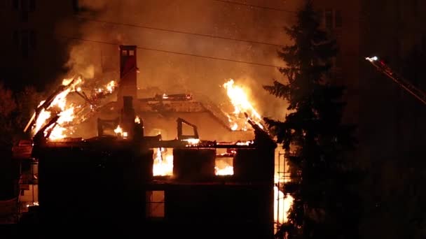 城里的一座建筑物在夜间失火了 — 图库视频影像