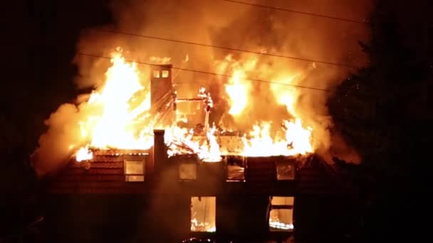 Ein Gebäude Brennt Der Nacht Der Stadt — Stockvideo