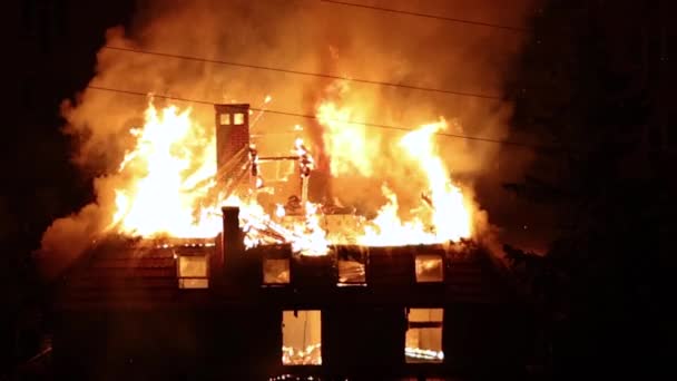 도시에서 건물이 불타고 — 비디오