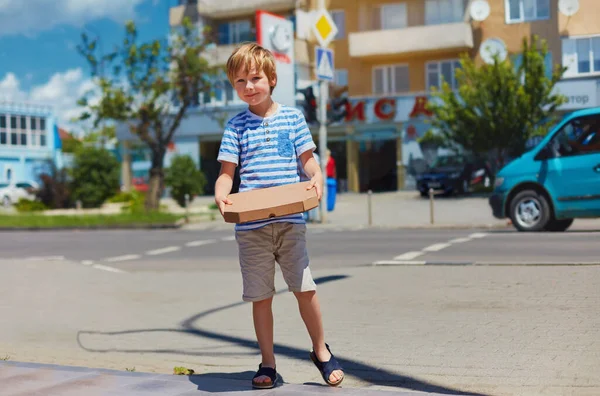 Szczęśliwy Chłopiec Trzyma Pudełko Pizzą Spacery Letniej Ulicy Uliczne Jedzenie — Zdjęcie stockowe