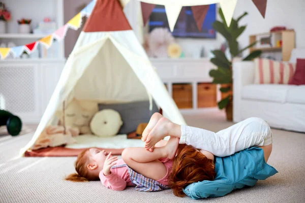 Opgewonden Kinderen Hebben Plezier Thuis Gelukkige Broers Zussen Spelen Kinderkamer — Stockfoto