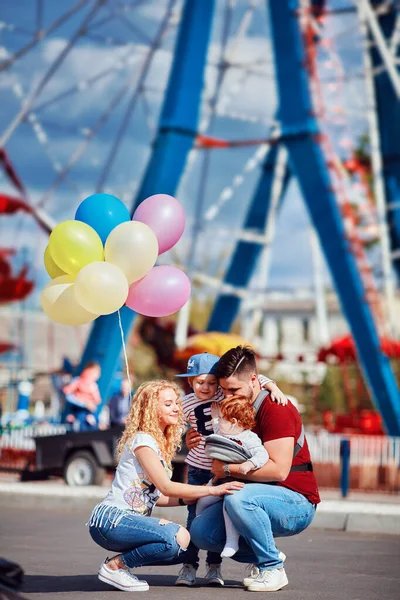 Mladá Rodina Dětmi Baví Lunaparku Zábavní Park Letní Den Ruským — Stock fotografie