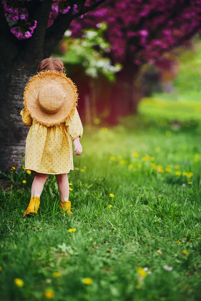 Cute Baby Girl Having Fun Walking Blooming Meadow Spring Garden — Stock Photo, Image