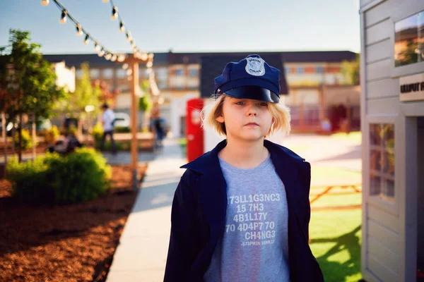 Netter Junge Ein Kind Polizeiuniform Das Spaß Auf Dem Spielplatz — Stockfoto
