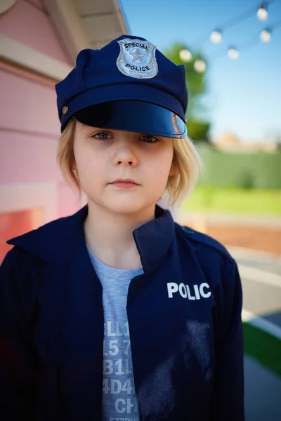 Retrato Menino Bonito Uma Criança Uniforme Policial Divertindo Parque Infantil — Fotografia de Stock