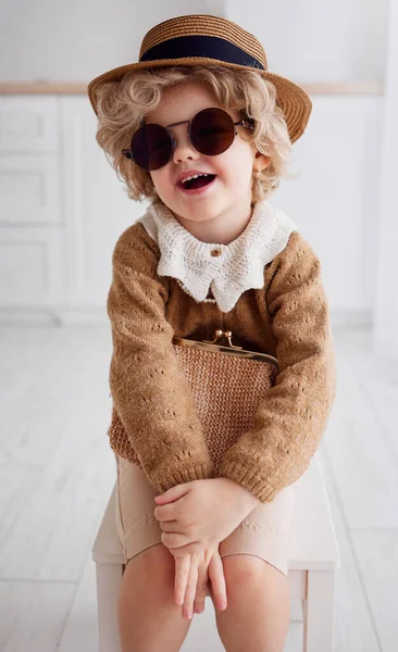 Gelukkig Baby Meisje Cosplaying Oma Outfit Kleine Baby Oude Dame — Stockfoto