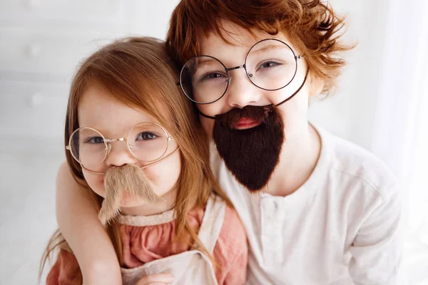 Retrato Divertidos Hermanitos Divirtiéndose Usando Bigote Falso — Foto de Stock