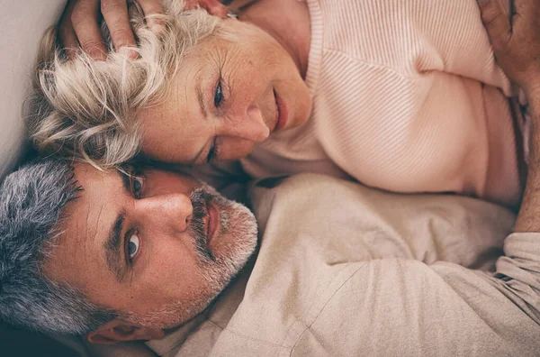 Portrét Šťastného Dospělého Páru Relaxujícího Doma — Stock fotografie