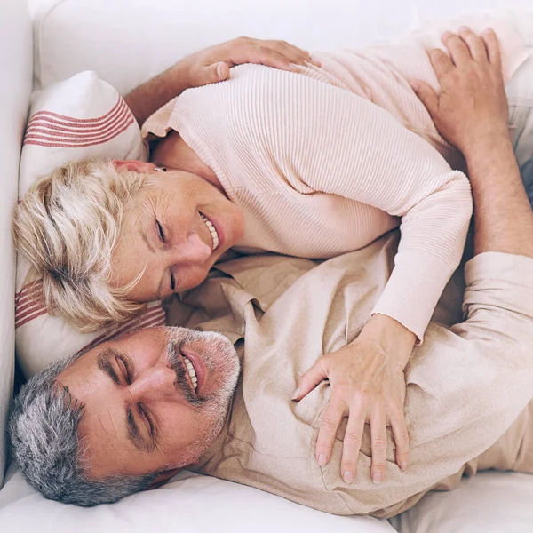 Retrato Casal Adulto Alegre Relaxante Casa Romance Maduro — Fotografia de Stock