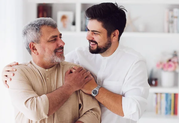 Neşeli Bir Portre Evde Gülen Yetişkin Baba Oğul — Stok fotoğraf