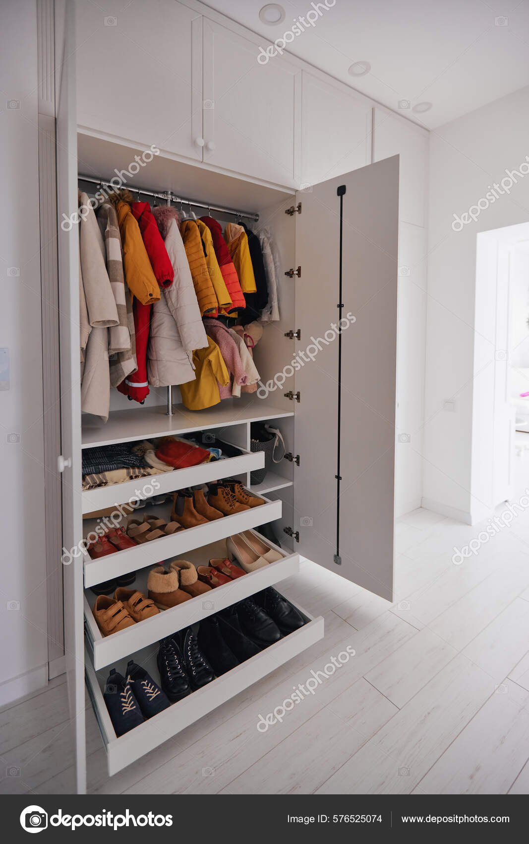 Armario Empotrado Con Ropa Abrigo Colgante Prendas Vestir Estantes Cajones  — Foto de stock #576525074 © olesiabilkei, image size:1067x1700