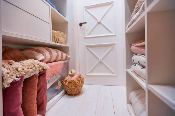 Vestidor Con Ropa Accesorios Otros Artículos Para Hogar Los Estantes — Foto de Stock