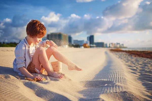 Glücklich Rothaarige Junge Kind Spielen Mit Dem Sand Strand — Stockfoto