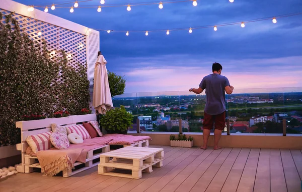 Uomo Che Rilassa Sul Patio Sul Tetto Sera Estate — Foto Stock