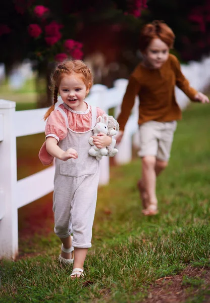 Happy Redhead Baby Girl Running Backyard Together Brother Summer Fun — Fotografia de Stock