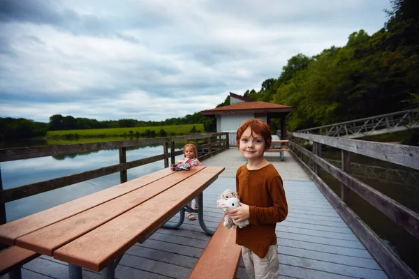 Bambini Godono Giornata Lago Nel Parco Cittadino Famiglia Rilassante Sul — Foto Stock