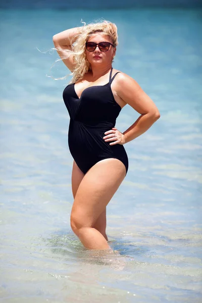 Beautiful Size Woman Swimsuit Posing Water Summer Vacation Fotos De Bancos De Imagens Sem Royalties