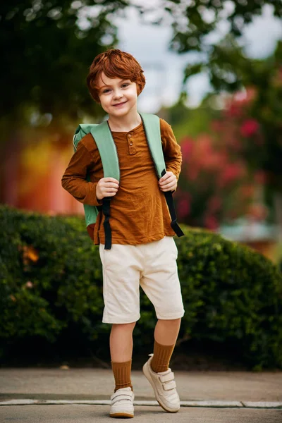 Portrait Cute Redhead School Boy Kid Backpack Walks Street — Zdjęcie stockowe