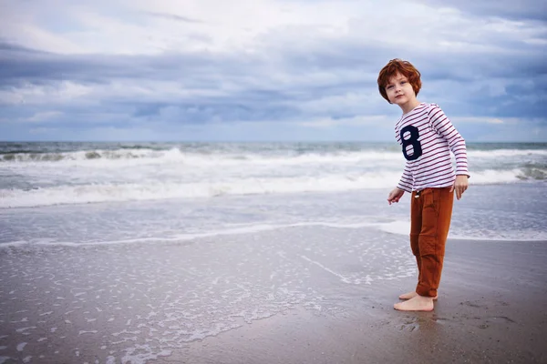 Милий Рудий Хлопчик Розважається Пляжі Прогулюючись Уздовж Берега Океану Ліцензійні Стокові Зображення
