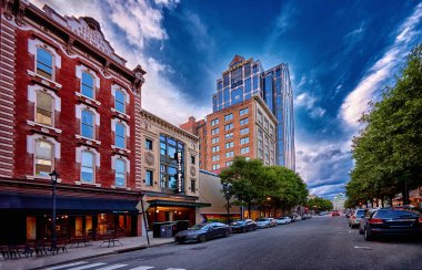 Raleigh, NC, ABD - 08-30-2022: Briggs Hırdavat ve Raleigh şehir merkezindeki Fayetteville Caddesi 'ndeki diğer binalar. Renkli mimari