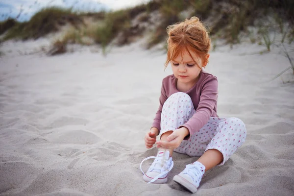 可爱的红头发女婴在海滩玩乐 秋天玩沙子 — 图库照片