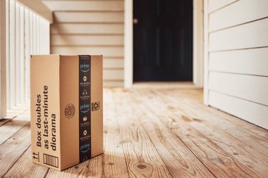 Raleigh, NC, ABD - Eylül-2022: Amazon ana teslimat kutusu evin verandasında. İnternetten alışveriş. Kapı basamağı teslimatı