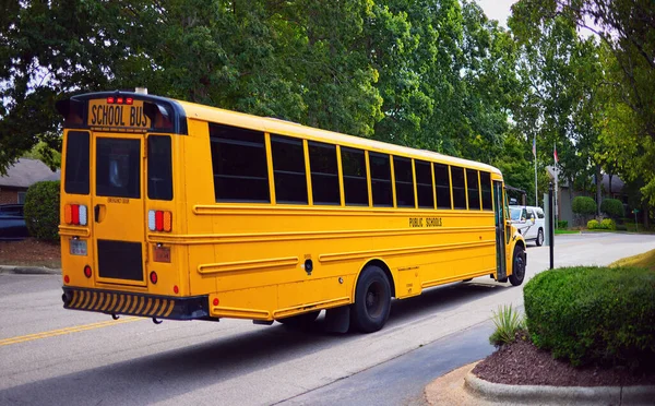 Školní Autobus Pohybu Silnici Ráno — Stock fotografie