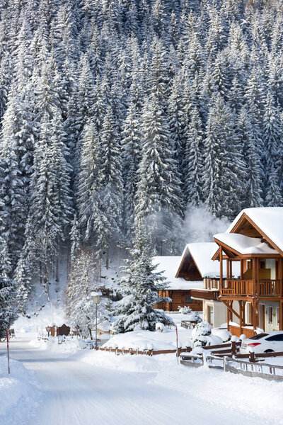 Зимний отдых деревянный дом в горах, покрытый снегом