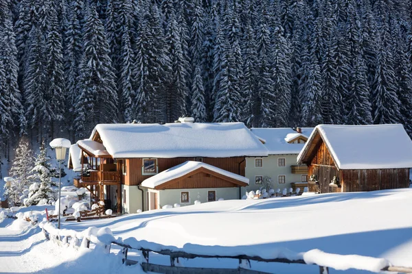 Semesterhus i trä på skidorten i de österrikiska alperna — Stockfoto