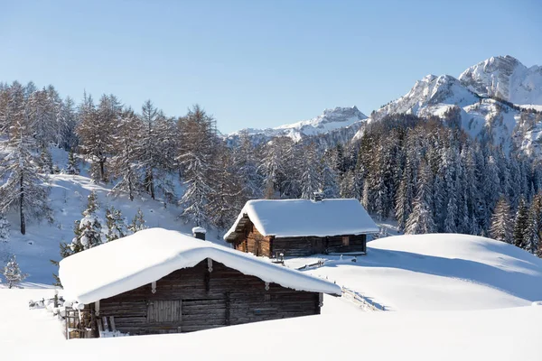 Natursköna vinter underlandet landskap. Snöklädda trähus i Alperna — Stockfoto