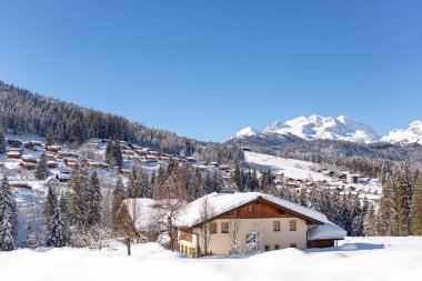 Avusturya Alplerinde kayak merkezi. Kış tatili kavramı