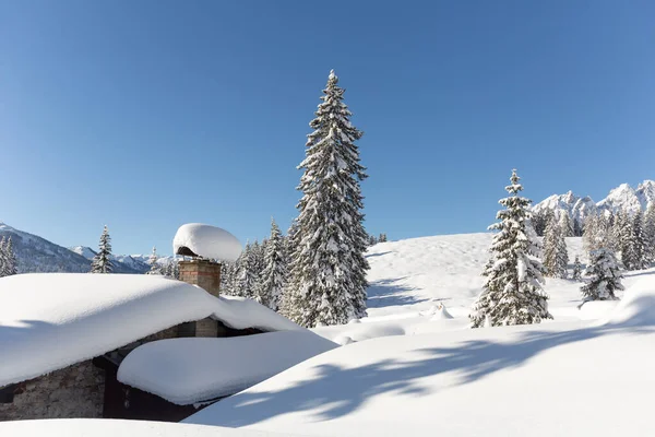 Winterliche Berglandschaft mit schneebedeckter Almhütte. Hintergrund Natur — Stockfoto