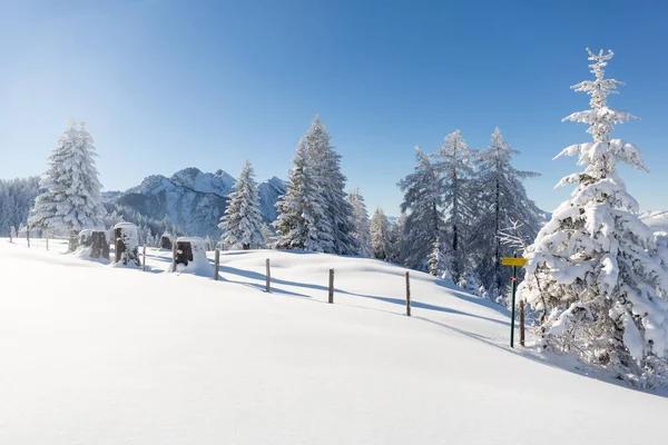 Winter in den Bergen. Malerische Winterlandschaft in den österreichischen Alpen — Stockfoto
