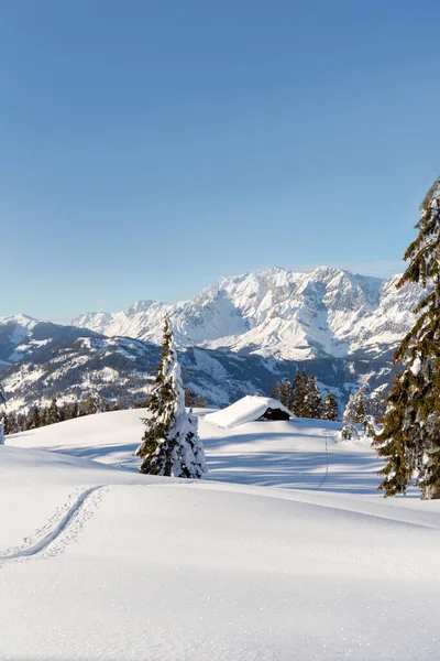 Gyönyörű téli hegyvidéki táj hópályákkal az alpesi kunyhóhoz — Stock Fotó