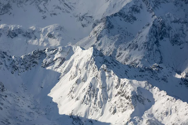 Wysokie szczyty. Zimowe tło natury. Alpy Austriackie — Zdjęcie stockowe