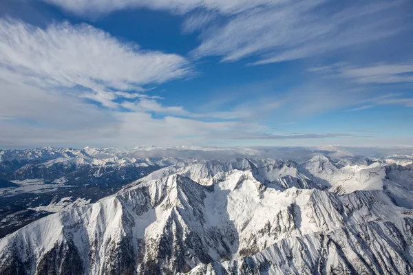 Высокий горный пейзаж. Живописные горные вершины сверху. Австрийские Альпы — стоковое фото