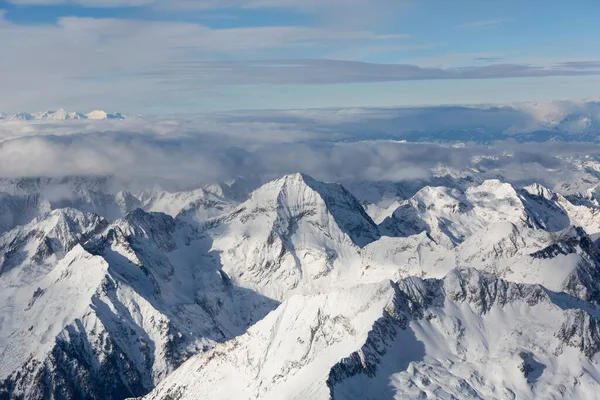 Spektakularny widok na pasma górskie z góry, Alpy Austriackie — Zdjęcie stockowe